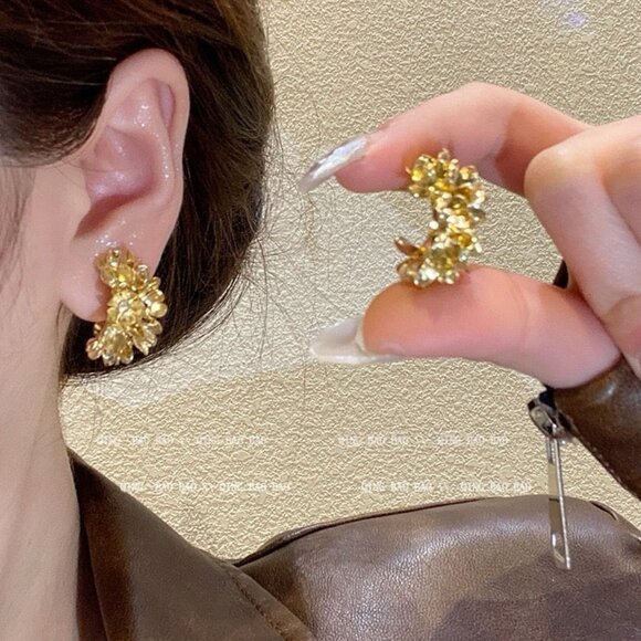Jewelry - Vintage Metal C Hoop Flower Earrings